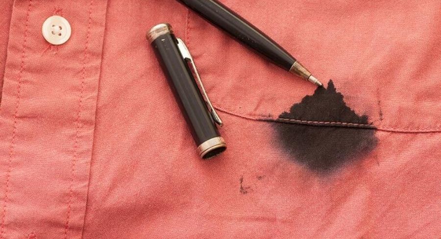 Cómo quitar las manchas de tinta de tu ropa: estos son los trucos